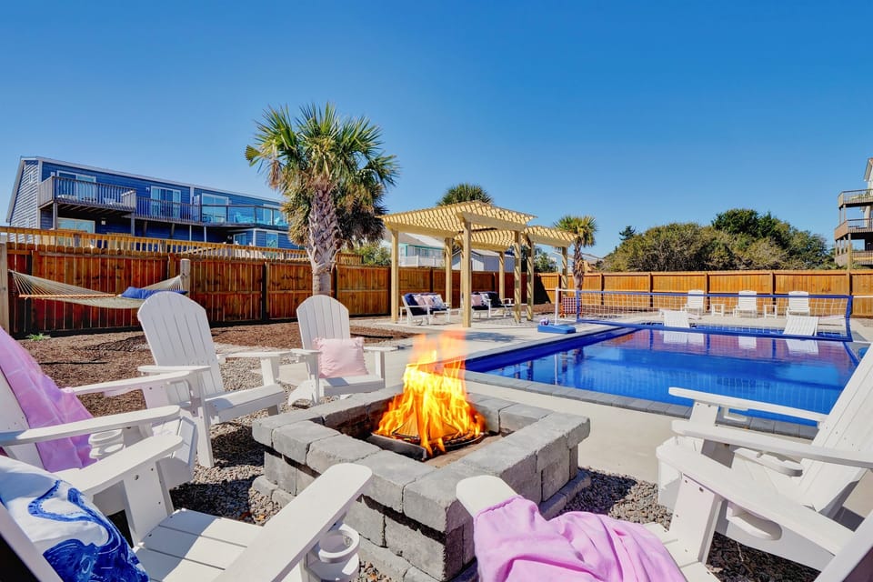 Cozy up by the poolside firepit, where you can sip your favorite drink and soak in the starlit coastal skies.
