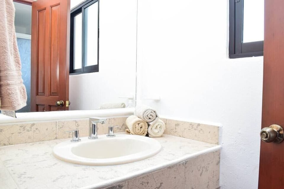 Bathroom of room 1 / baño de la recamara 1