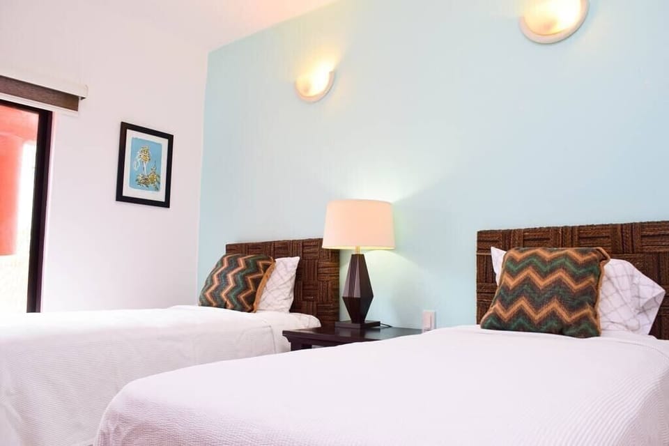 Room 3: two single beds, balcony/ Recamara 3: dos camas individuales, balcon
