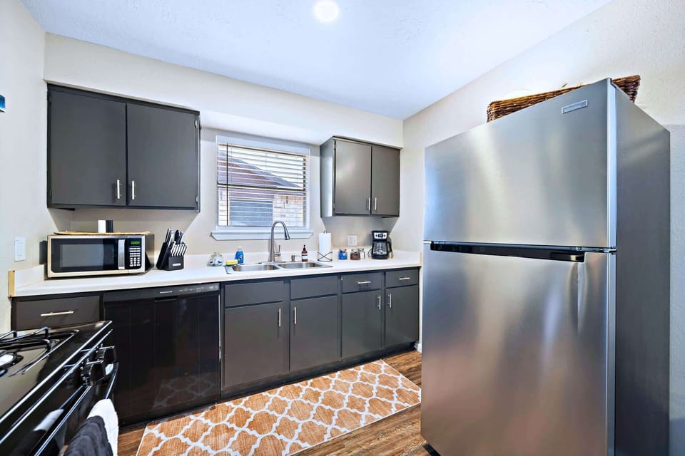 Kitchen: Sleek design with modern appliances, perfect for whipping up seaside meals!