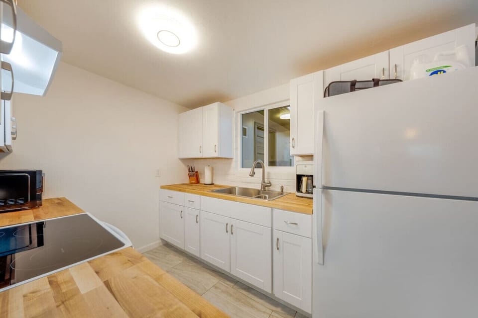 Bright galley kitchen (does not include dishwasher)