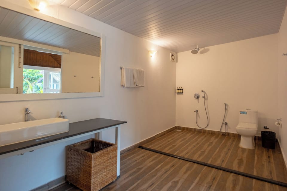 Beachside Villa | Bathroom | Free toiletries, hair dryer