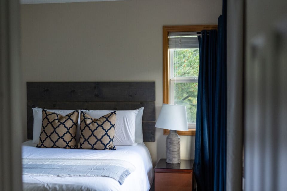 Master Bedroom with Queen Bed and en suite Bathroom