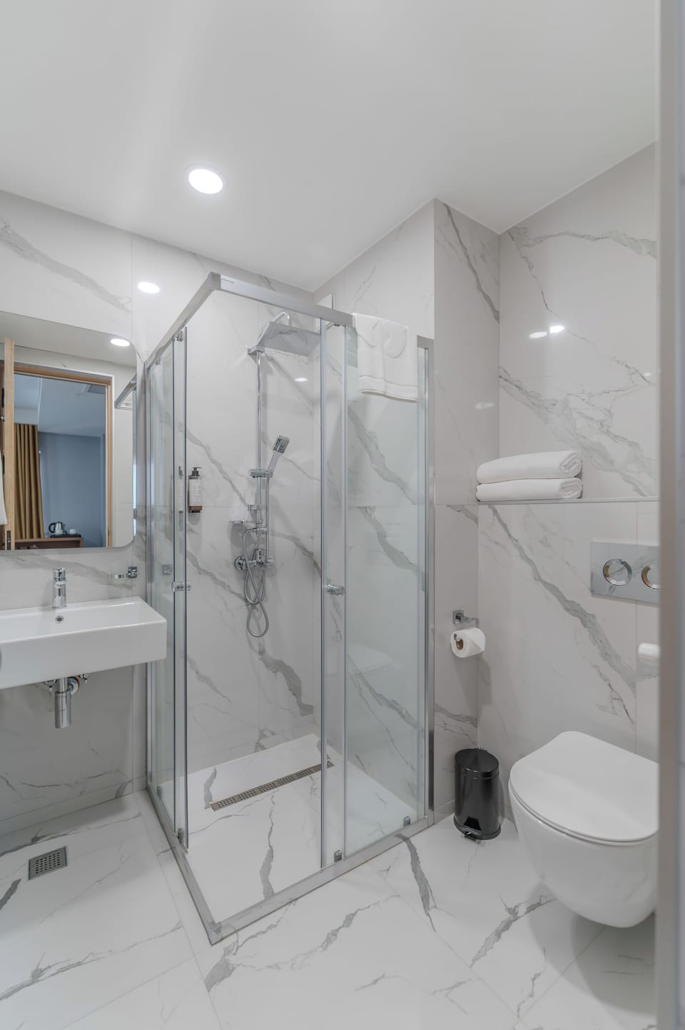 Rainfall showerhead, free toiletries, hair dryer, bathrobes