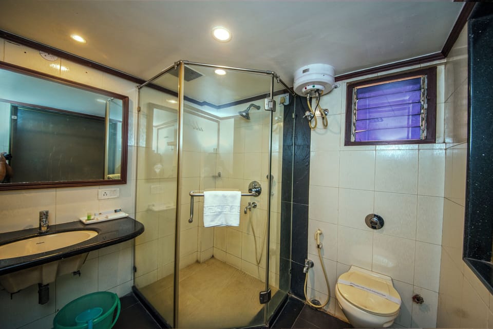 Club Room | Bathroom | Rainfall showerhead, towels