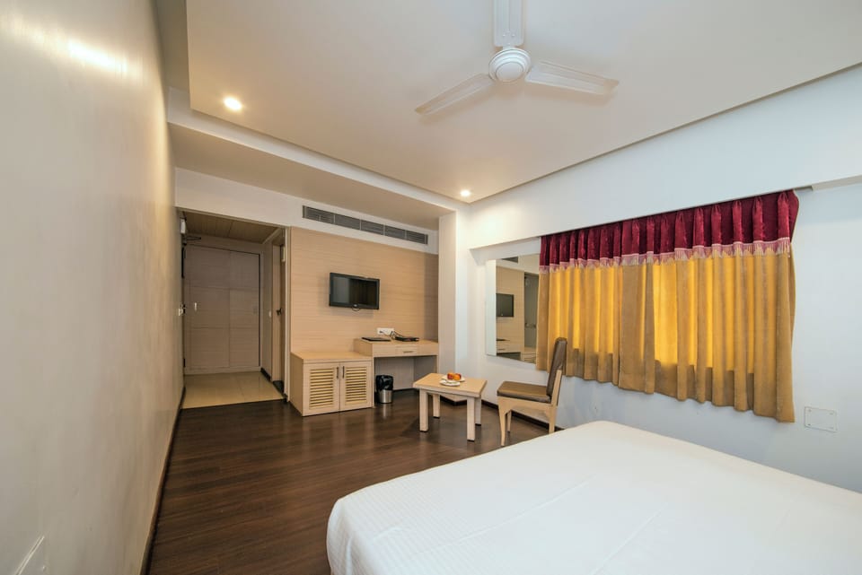 Club Room | 1 bedroom, desk, laptop workspace, free WiFi