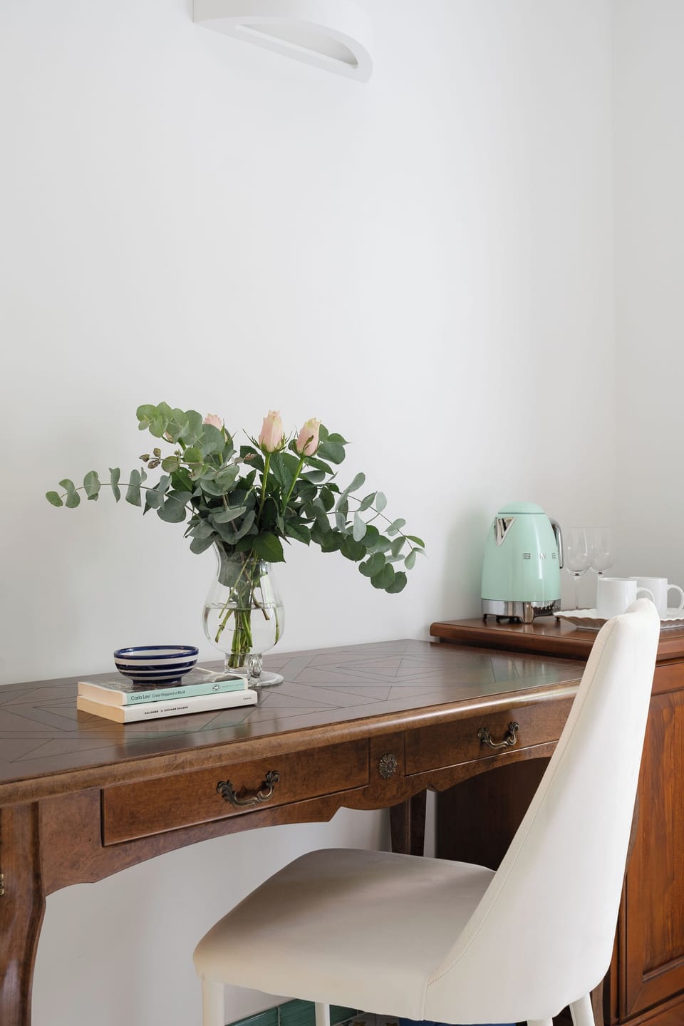 Classic Room | Minibar, in-room safe, desk, blackout drapes