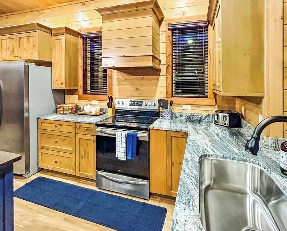 [Kitchen] Fully stocked & equipped 