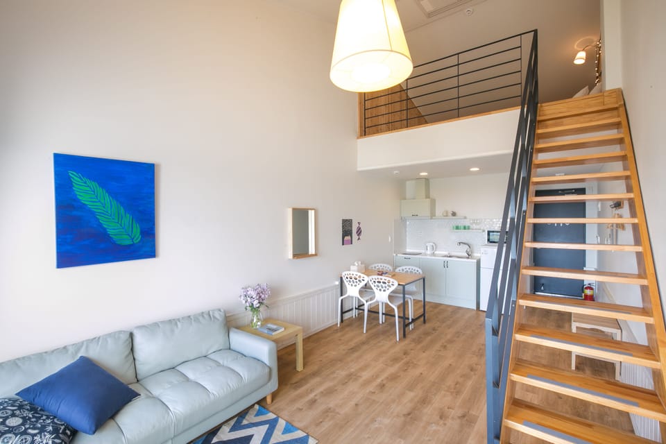 Duplex | 1 bedroom, laptop workspace, blackout drapes, free WiFi