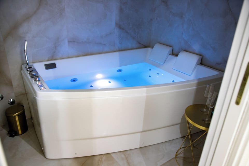 Superior Room | Bathroom | Rainfall showerhead, free toiletries, hair dryer, bidet