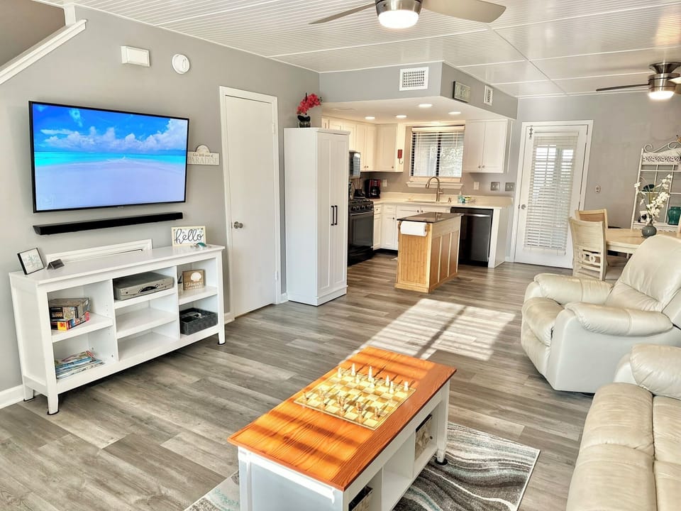 Living Room W/ Flat Screen TV