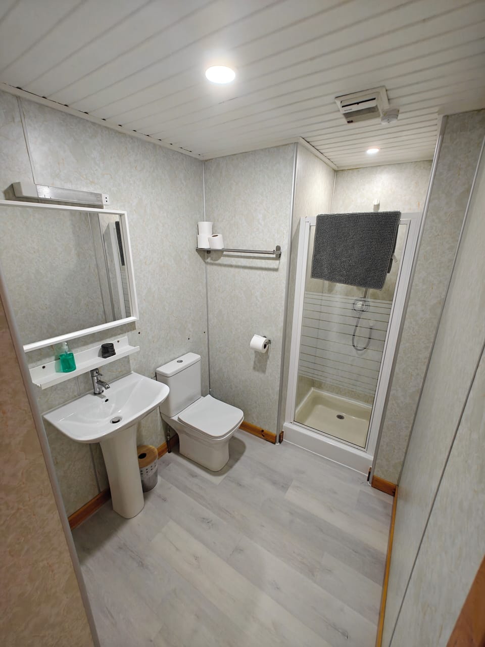 Family Triple Room, 3 Twin Beds | Bathroom | Shower, free toiletries, hair dryer, towels