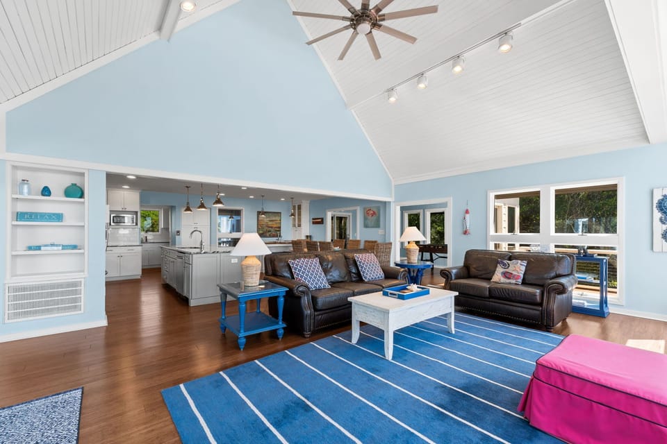 XL GRAND OPEN LIVING ROOM FOR A  CROWD