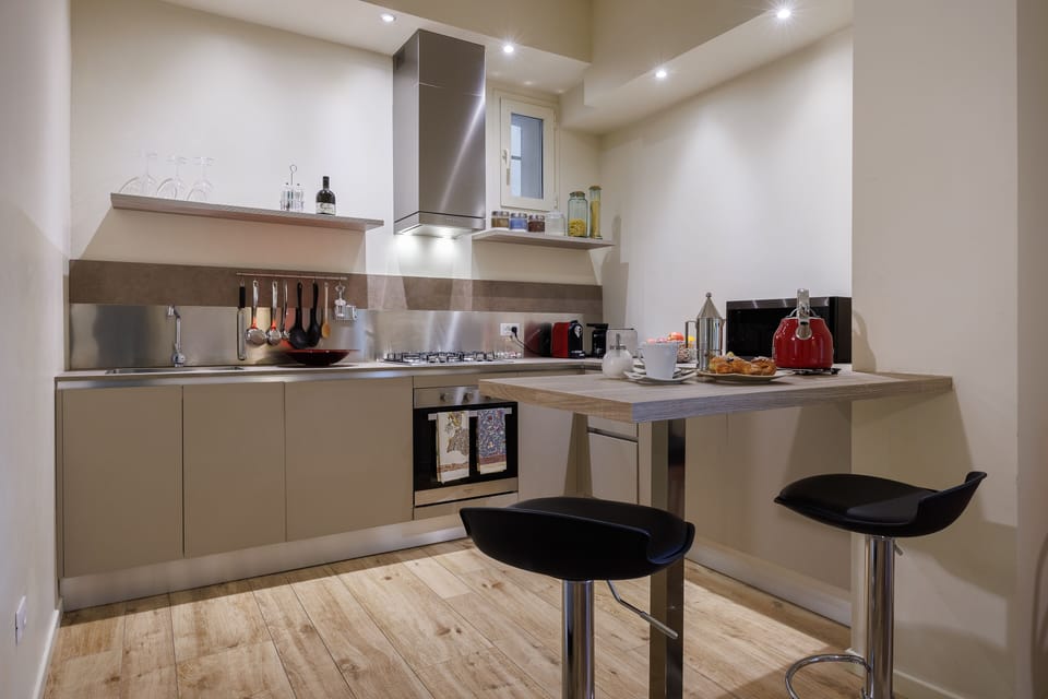 Full-size fridge, microwave, oven, stovetop