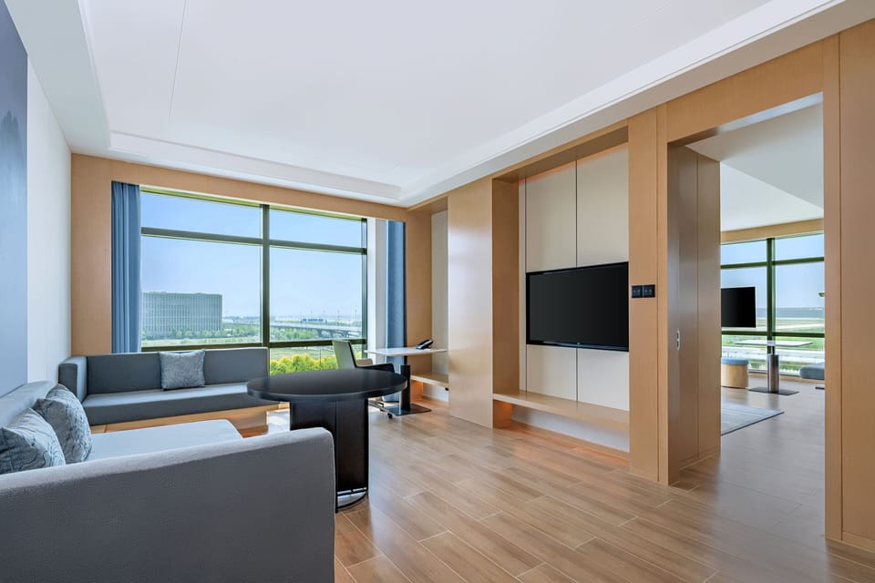 Business Suite, 1 King Bed | Premium bedding, minibar (free items), in-room safe, blackout drapes
