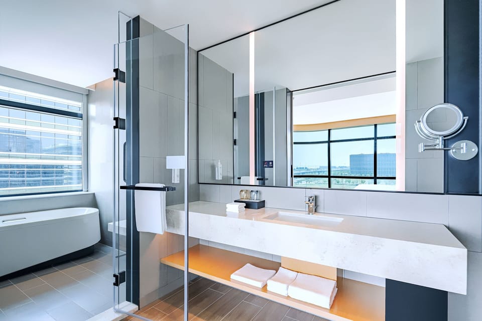 Business Suite, 1 King Bed | Premium bedding, minibar (free items), in-room safe, blackout drapes