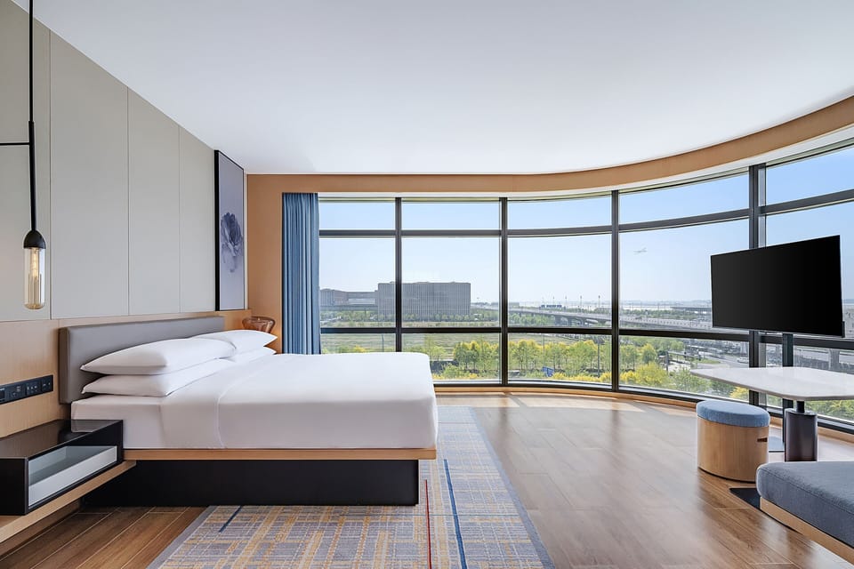 Business Suite, 1 King Bed | Premium bedding, minibar (free items), in-room safe, blackout drapes