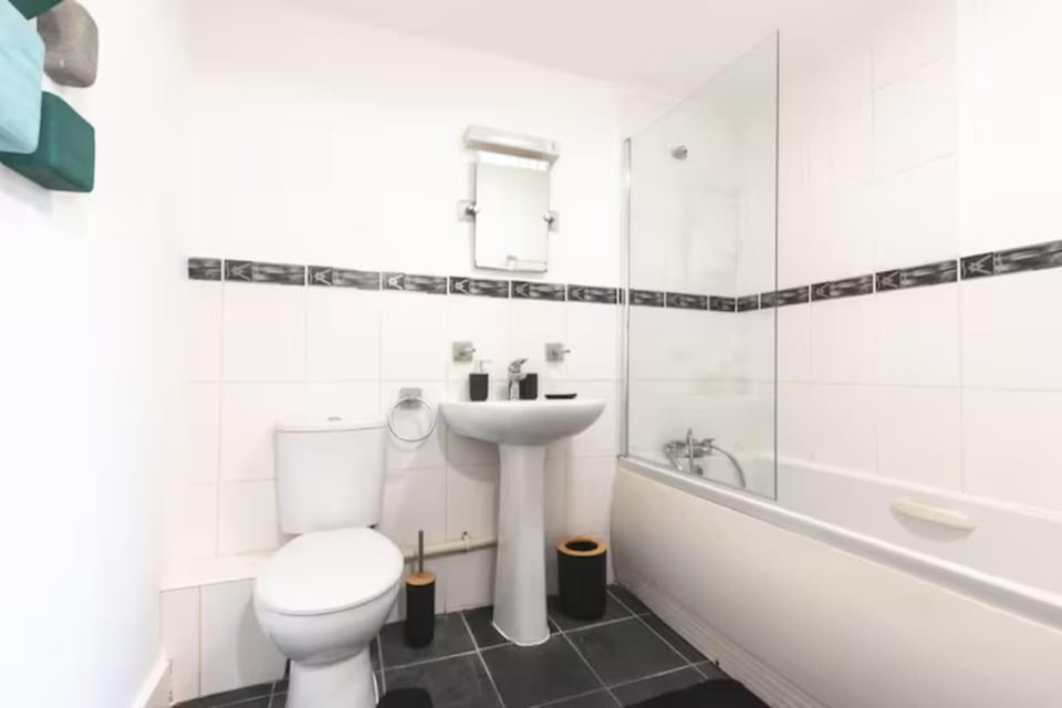 Apartment | Bathroom | Combined shower/tub, deep soaking tub, hair dryer, towels