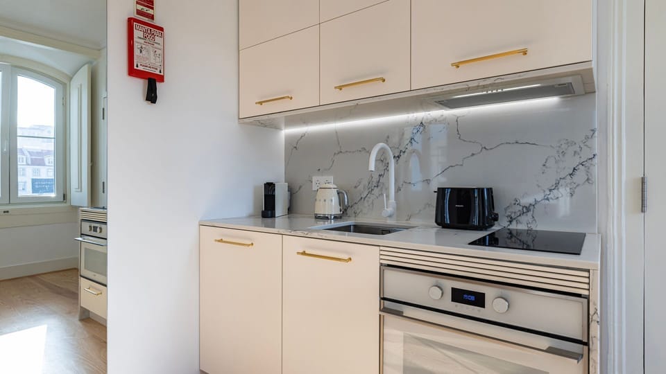 The fully equipped kitchenette is a culinary haven, replete with modern appliances and utensils #homecooking #modern #portugal #pt #lisbon