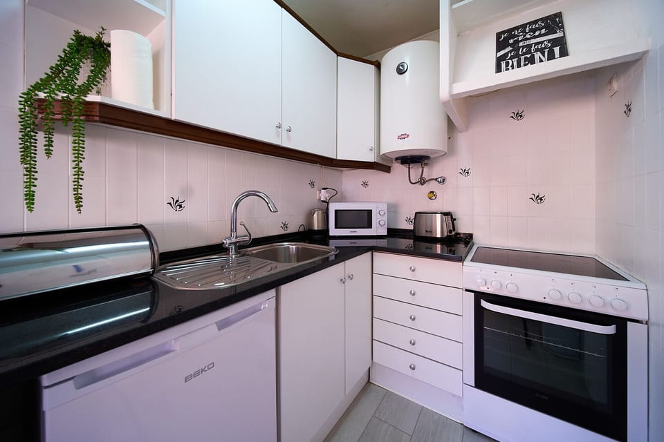 Casa Leste: The kitchen has all the essential amenities for a successful meal: electric cooker with oven, kettle, toaster and microwave.