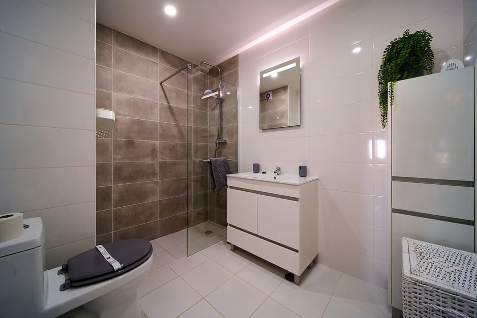 The bathroom in Casa Leste has a modern design. In addition to a large washbasin and WC, there is a ground-level shower.