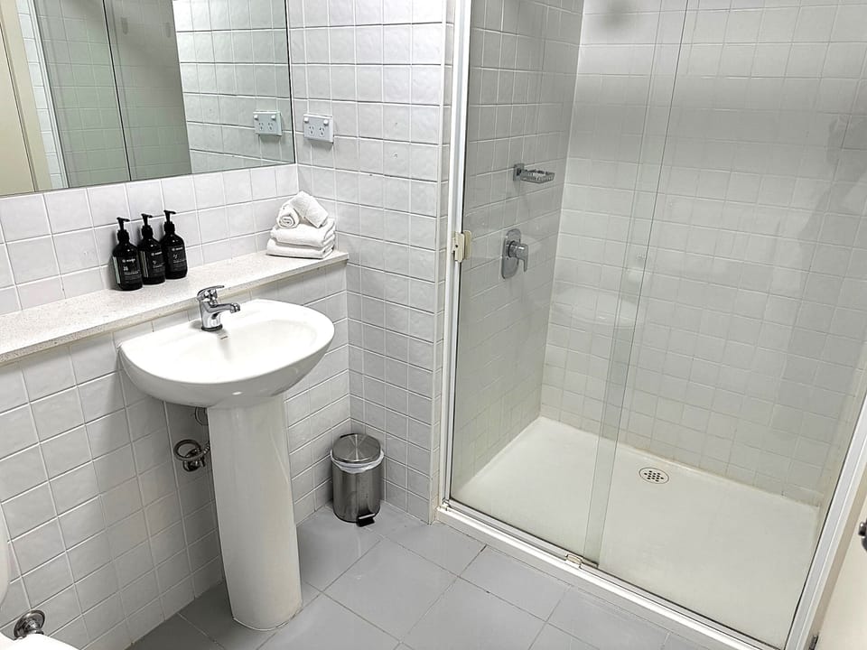 Two Bedroom Executive Apartment | Bathroom | Free toiletries, hair dryer, towels, soap