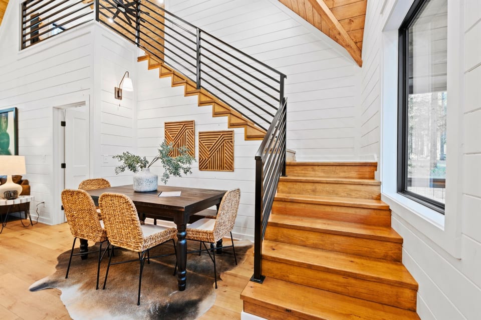 A well-placed dining area by the staircase