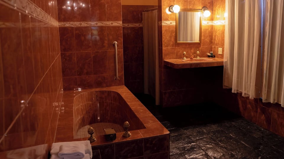 Classic Room | Bathroom | Free toiletries, hair dryer, towels