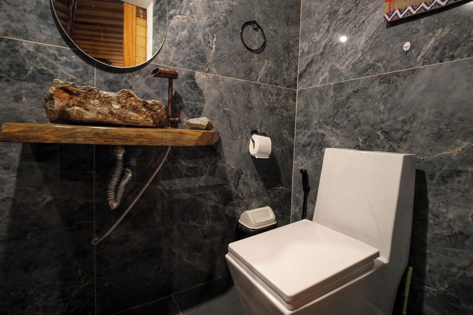 Shower, rainfall showerhead, free toiletries, hair dryer