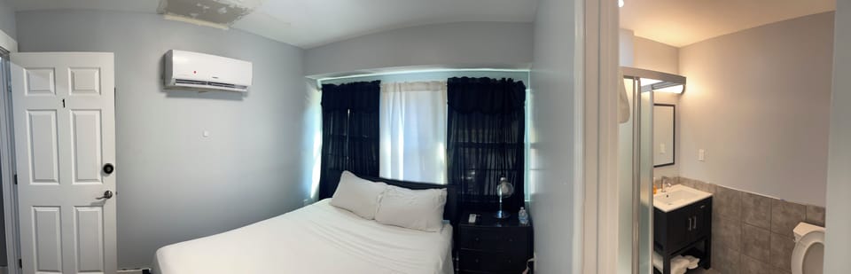 Basic Room, 1 Queen Bed | Free minibar, laptop workspace, free WiFi