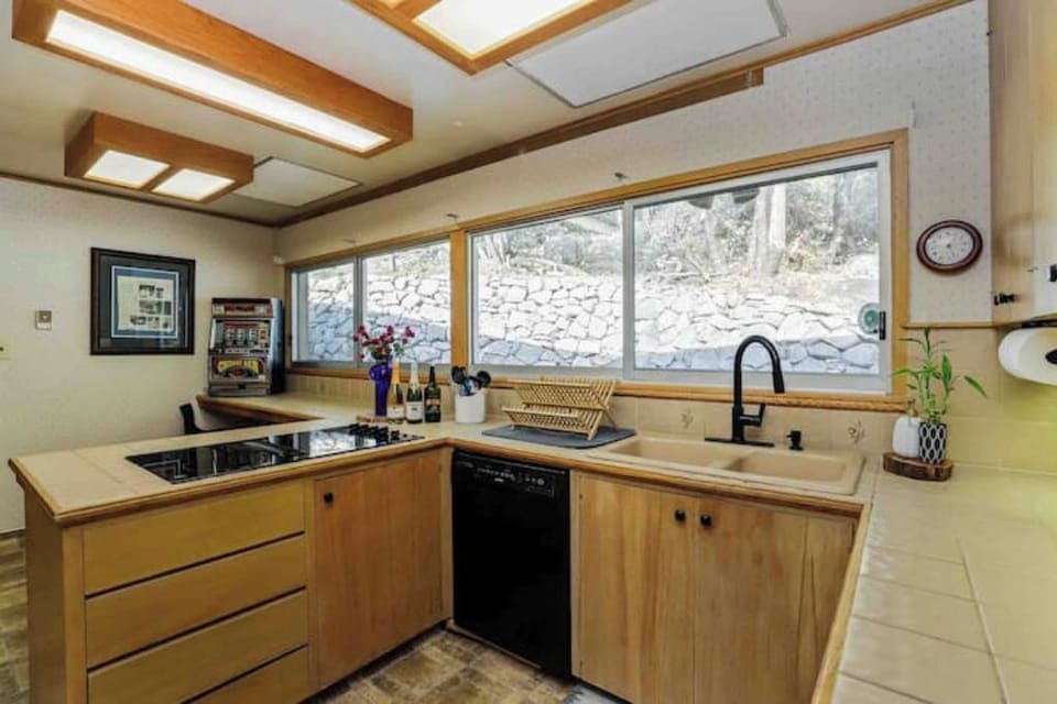 Electric cooktop and dishwasher for convenient cooking.