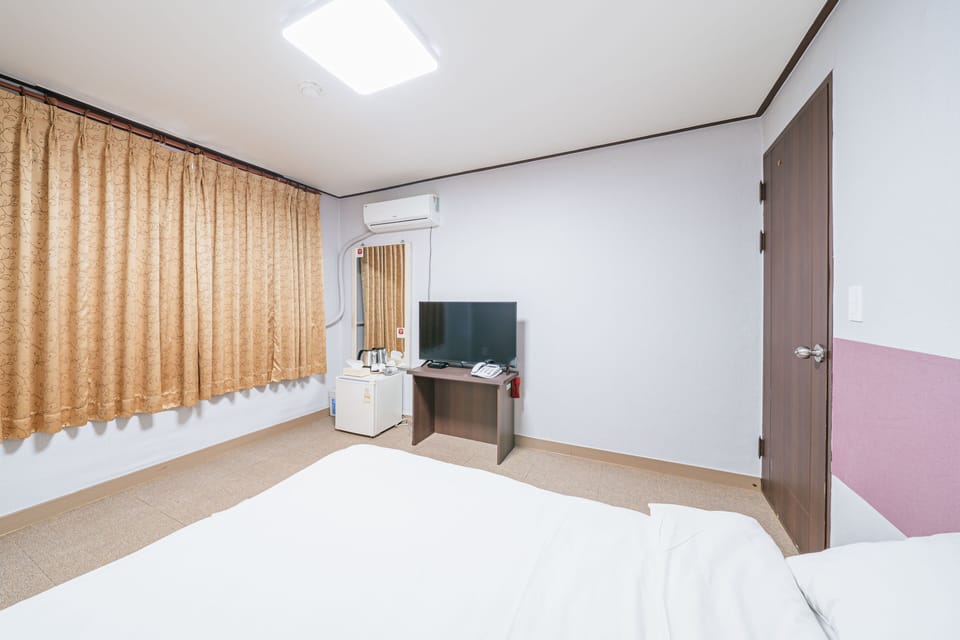 Standard Double Room (Check-in unavailable after midnight, please notify check-in time in advance) | Free WiFi
