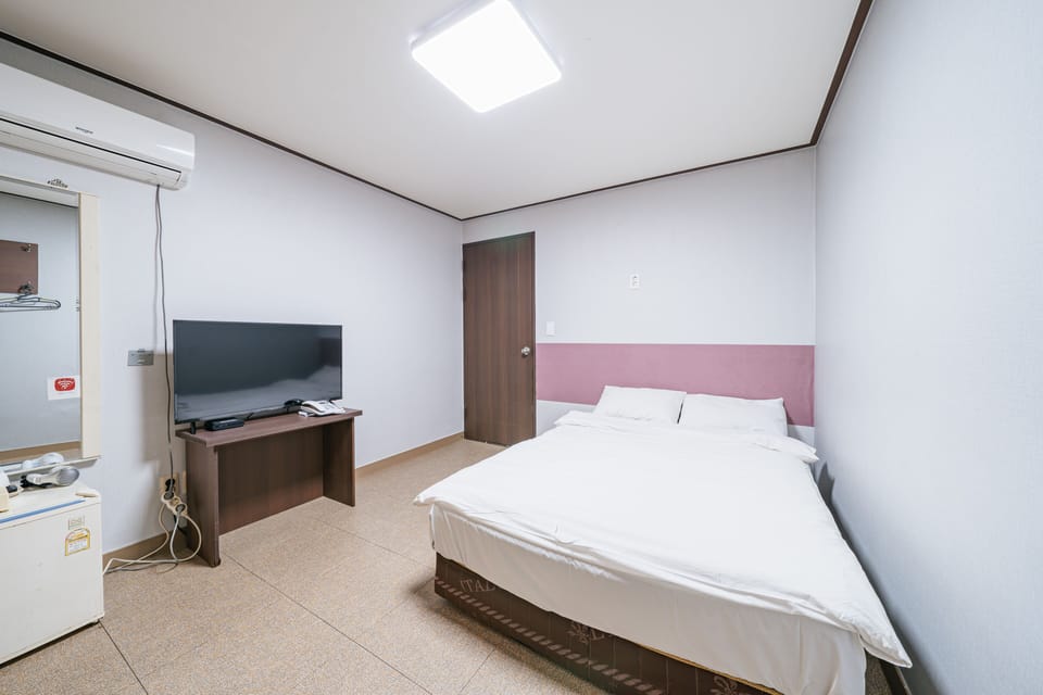 Standard Double Room (Check-in unavailable after midnight, please notify check-in time in advance) | Free WiFi