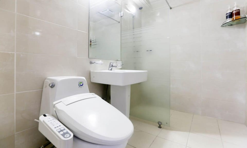 Traditional Ondol Room (Check-in unavailable after midnight, please notify check-in time in advance) | Bathroom | Shower, hair dryer, towels, soap