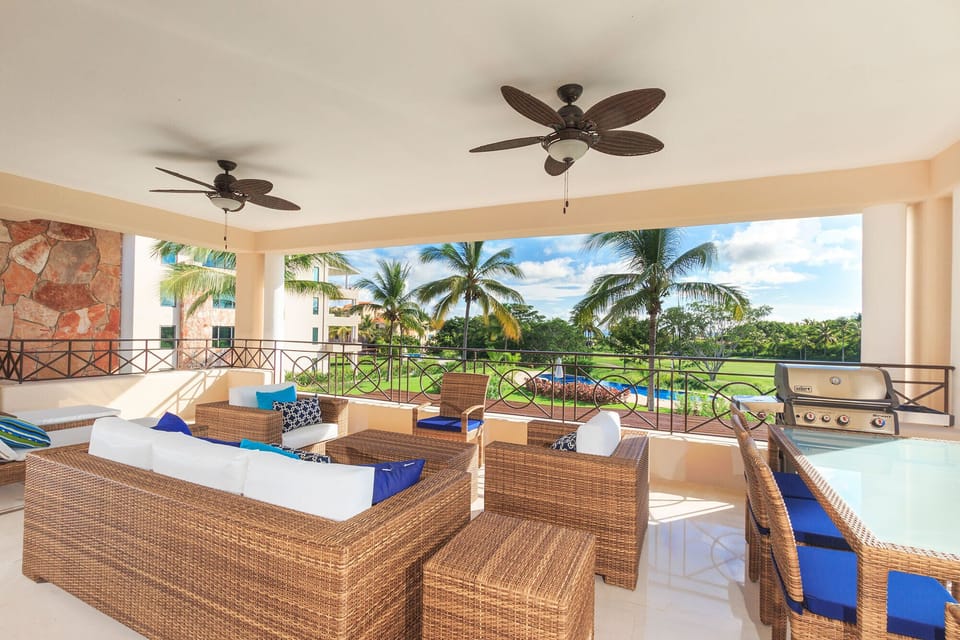 Basic Condo | Balcony