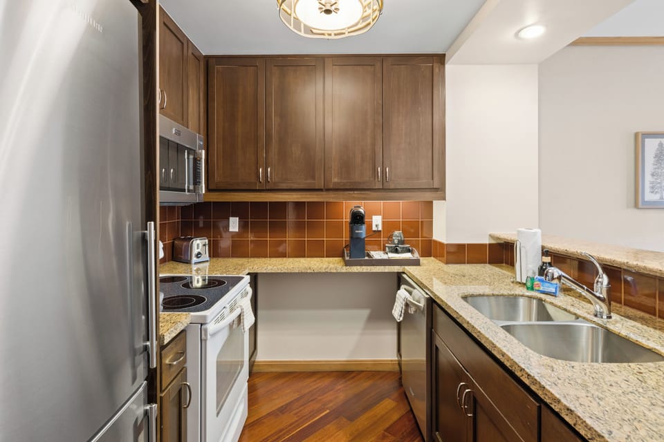 Full Kitchen - dishwasher, oven/stove, microwave, full size fridge/freezer.