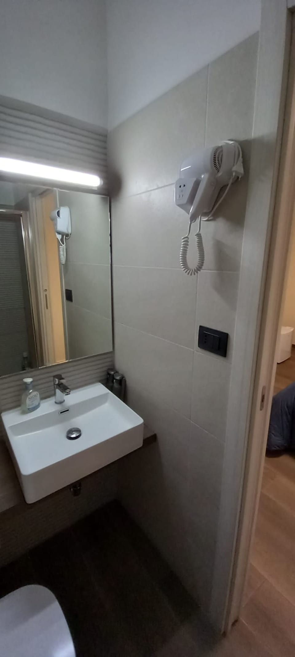 Standard Double or Twin Room | Bathroom | Shower, rainfall showerhead, hair dryer, towels