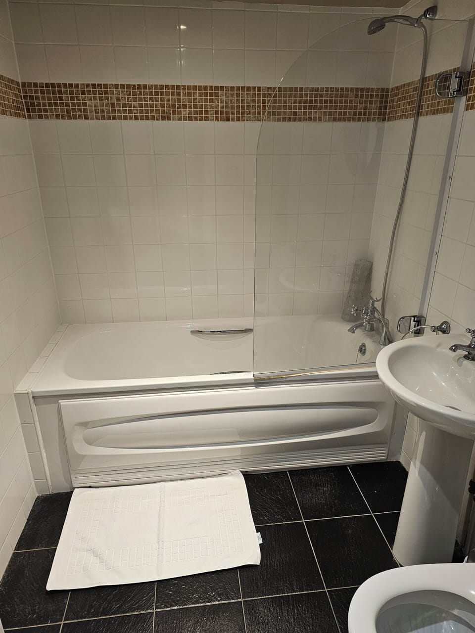 Deluxe Double Room | Bathroom | Free toiletries, towels, soap, shampoo