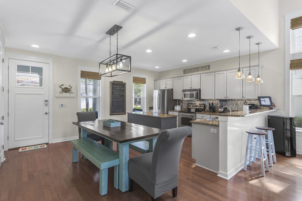 Dining & Kitchen Areas