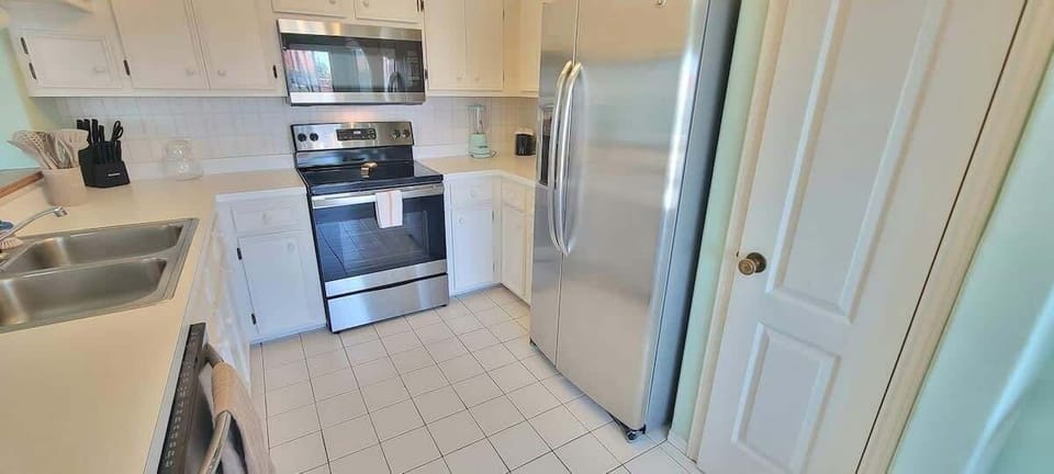 House, 3 Bedrooms | Private kitchen | Fridge, oven, coffee/tea maker, toaster