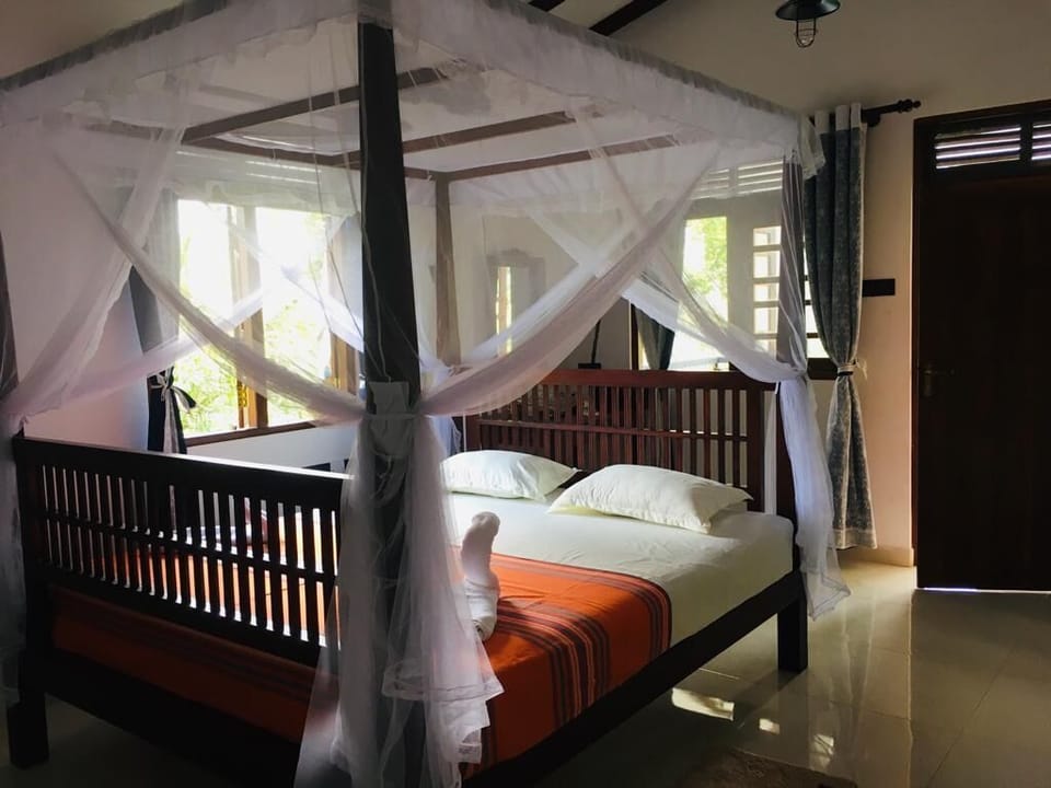 Comfort Double Room | Desk