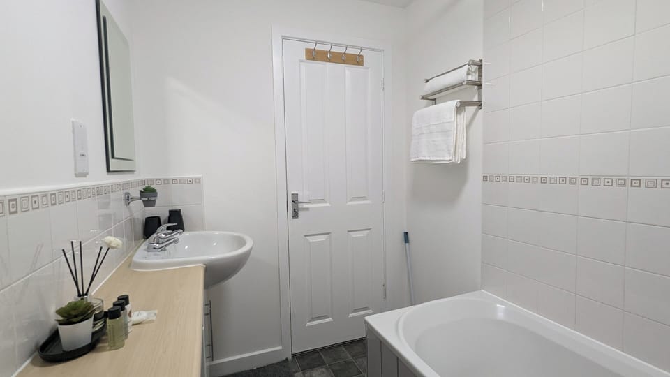Burnley Entire House 4-bedrooms-sleeps 6-driveway House in Burnley