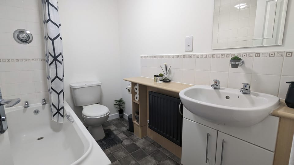 Burnley Entire House 4-bedrooms-sleeps 6-driveway House in Burnley