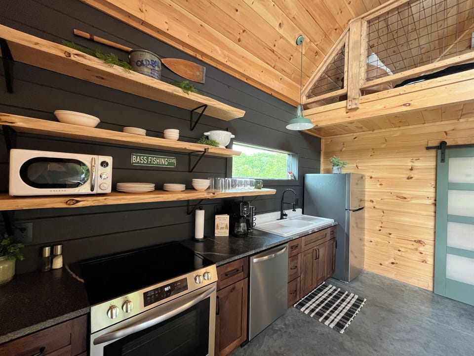 Fully Furnished Kitchen!