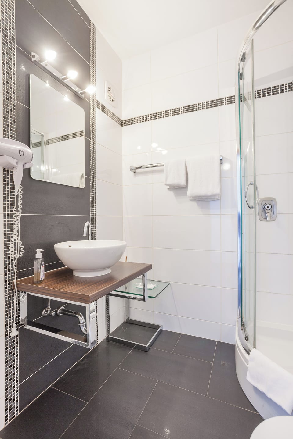 Single Room | Bathroom | Hair dryer, towels