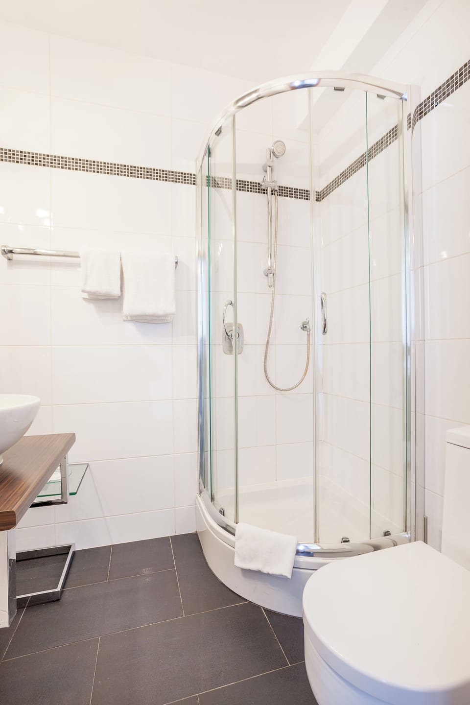 Single Room | Bathroom | Hair dryer, towels