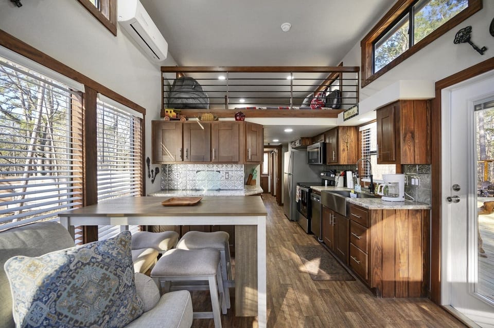 This compact kitchen is efficiently laid out providing you ample prep and dining space. There is a dedicated dining table with 4 stools.