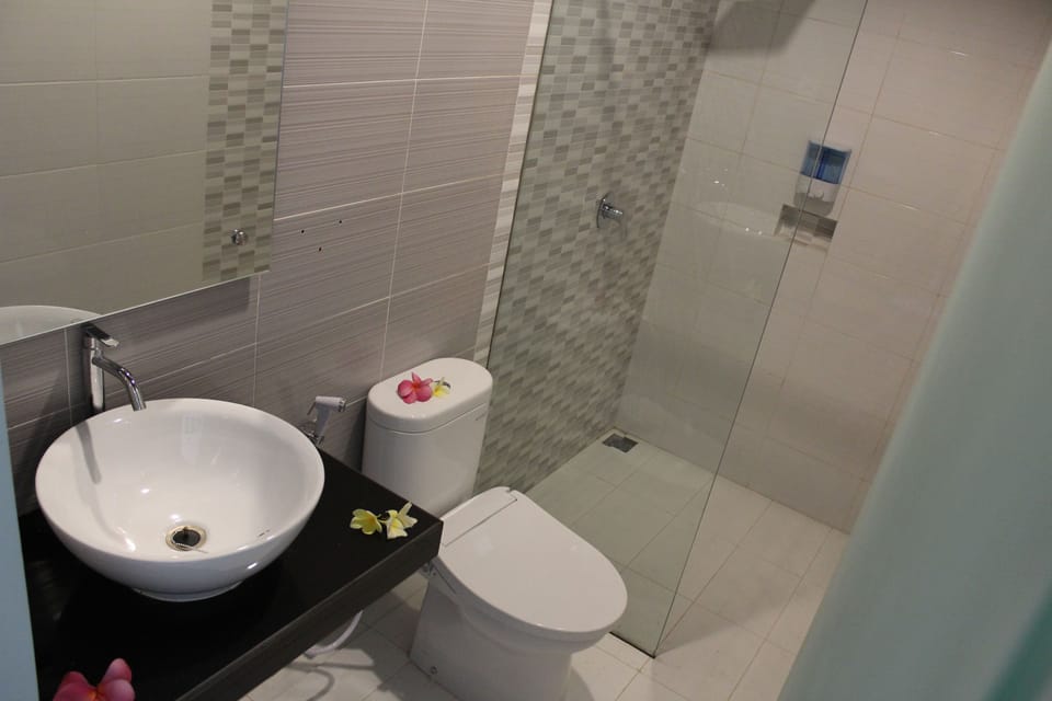 Bungalow | Bathroom | Shower, free toiletries, towels, soap