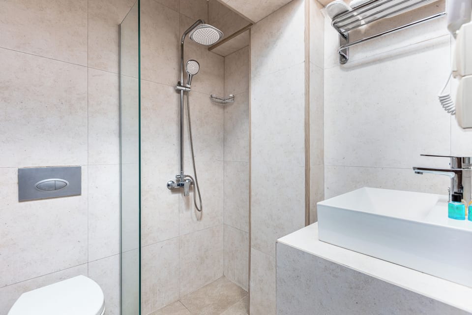 Shower, rainfall showerhead, free toiletries, hair dryer