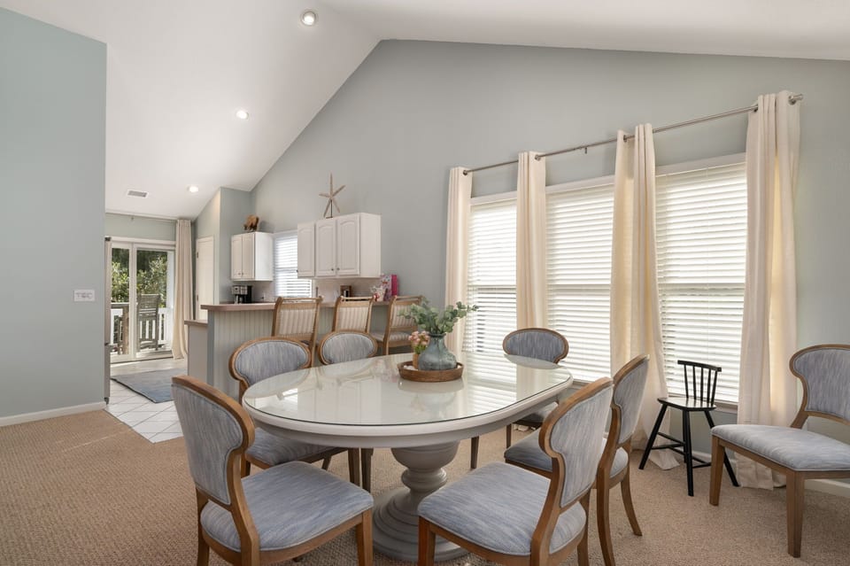 Dinning Room with Breakfast Bar